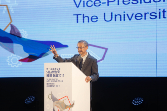 香港大學副校長（研究）賀子森教授在第一屆香港海洋公園STEAM教育國際會議2019開幕典禮上致辭。